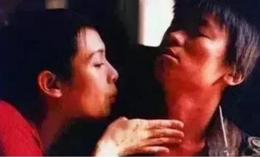 2003年，冯小刚筹拍《天下无贼》时，老是审核不通过，他向王朔求救，王朔瞄了一眼