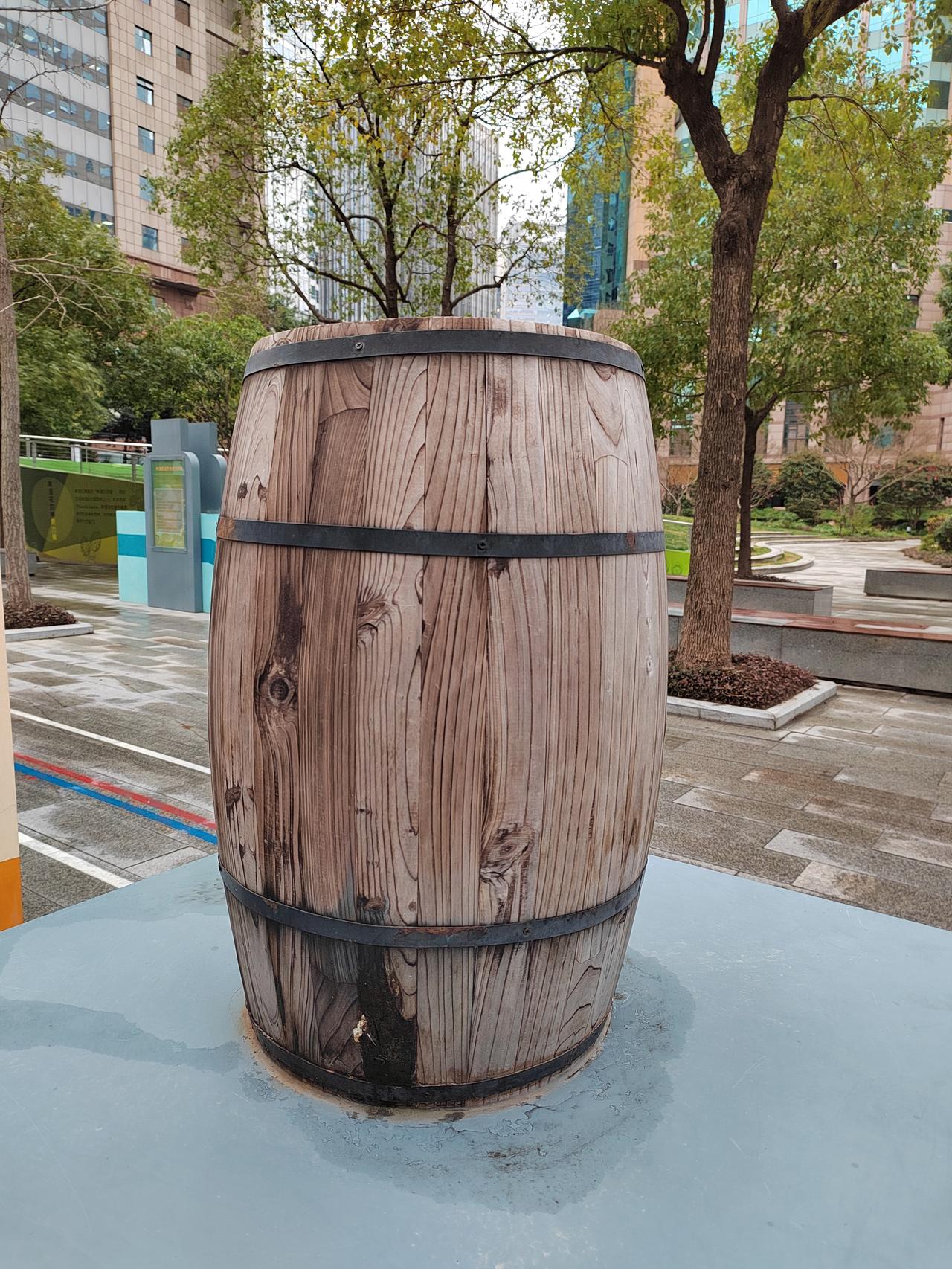 现在手机贬值太快了。三年前我花三千多买的手机，现在只值两百元。这个手机的外观还很