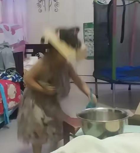 安徽一女子被丈夫踹了一脚，婆婆在一旁拍手起哄：“就该治治她这臭毛病！”女子没哭没