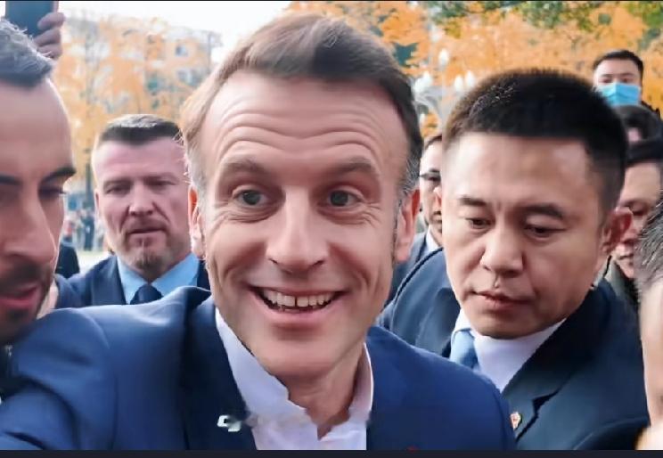 马克龙当8年总统了，经常活跃于国际场合，第一次见马克龙这么开心！而且看这满脸笑容