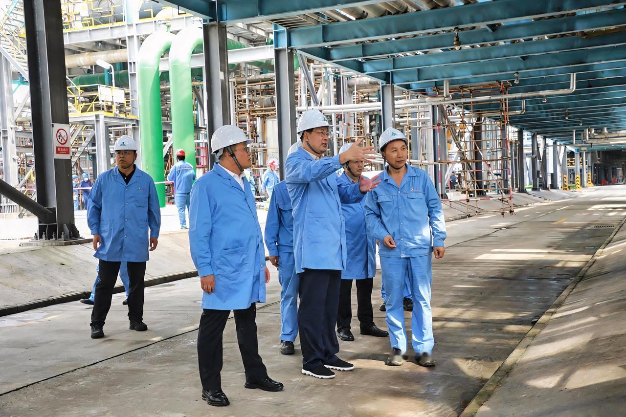 8月26日，徐矿集团公司总经理、党委副书记于洋到长青能化公司调研，深入生产检修现