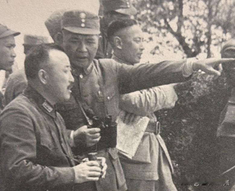 1944年6月4日，中国远征军总司令卫立煌在云南怒江惠通桥前线指挥炮兵轰击日军阵