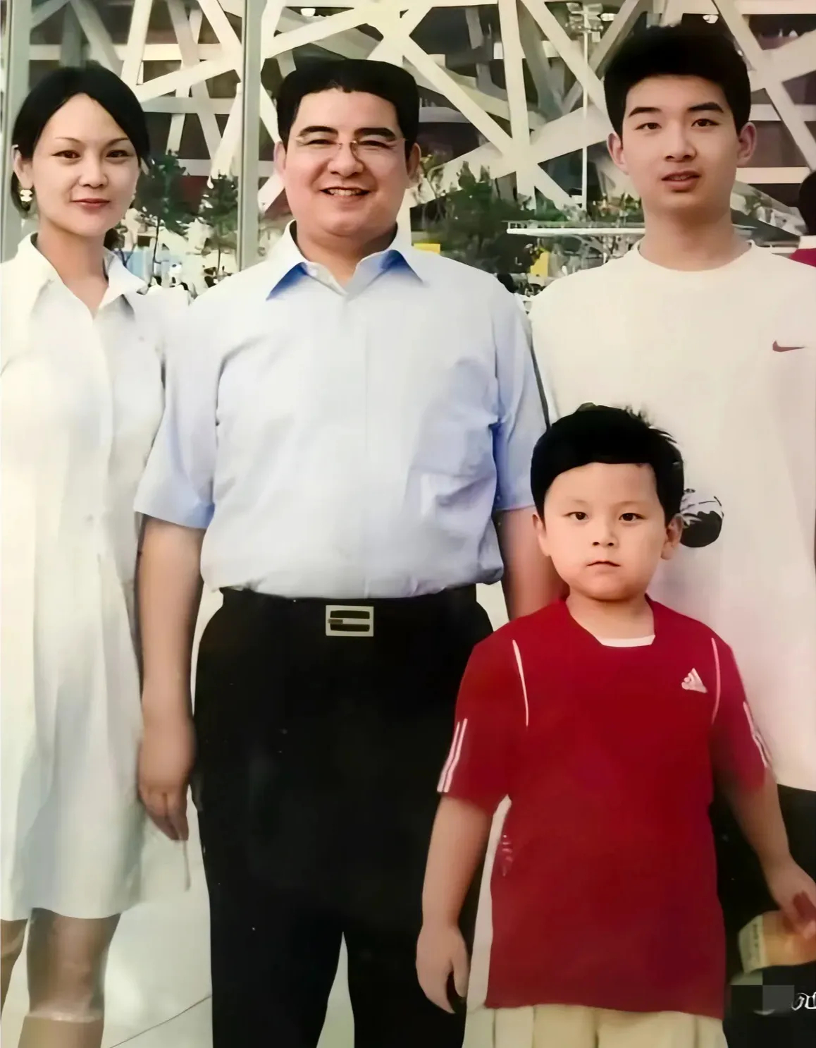 陈光标全家早年间的一张合影里，妻子张婷确实很漂亮，两个儿子也都很帅气。要说这一家