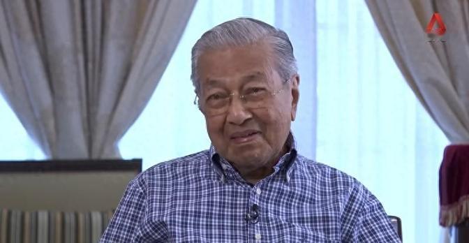 不上美媒当，面对记者的提问，马来西亚前总理马哈蒂尔反问：你们美国人派遣军舰，中国
