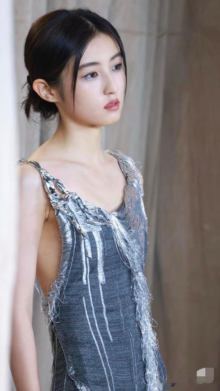 张子枫的休闲美感