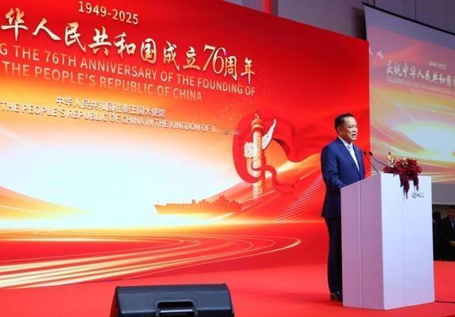 誓与中国共进退，刚上台半月的邻国总理，直接用中文高呼“万岁”

泰国政坛最近挺热
