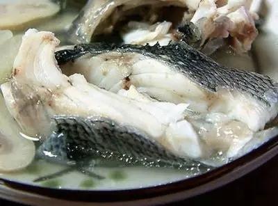 中国🇨🇳
西双版纳•卵石鲜鱼汤
布朗族的特色菜，鱼汤鲜美味甜，而且具有烧石的