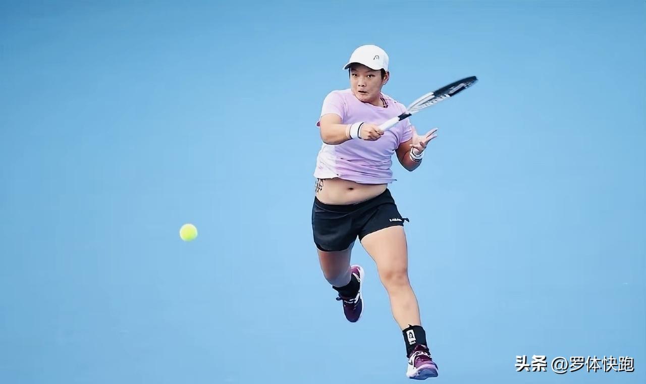 中国金花蒋欣玗与布克沙搭档以7-5、6-2淘汰曾丽美/皮特尔组合，晋级WTA50