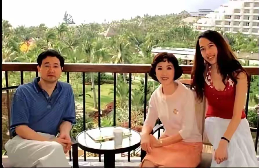 上影老演员龚雪与丈夫以及女儿一家三口在美国自家阳台上的一张留影。