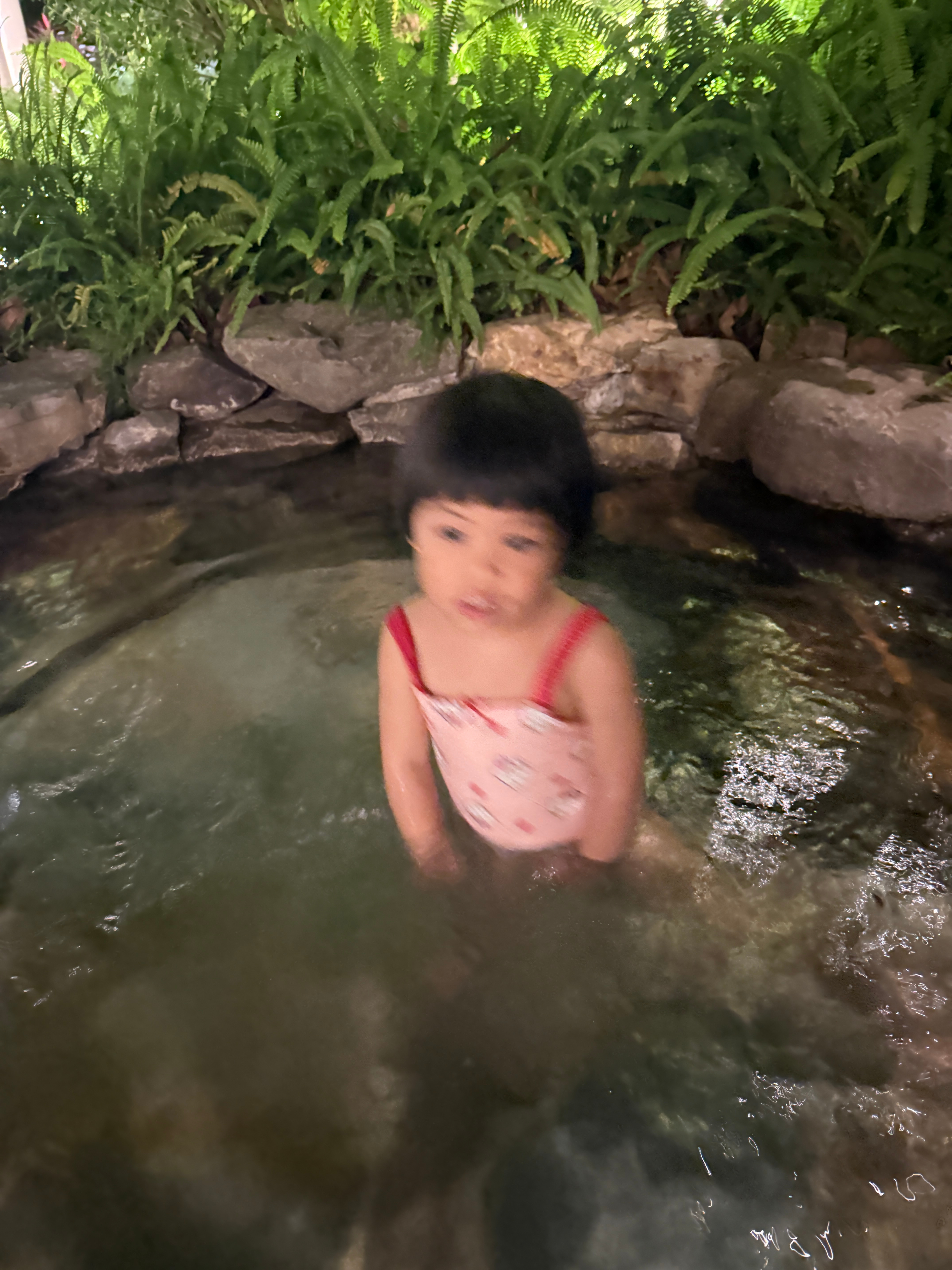 鉴于球宝实在太过兴奋，于是我们决定来泡温泉到了温泉，发现球的浮力衣忘了带没办法，