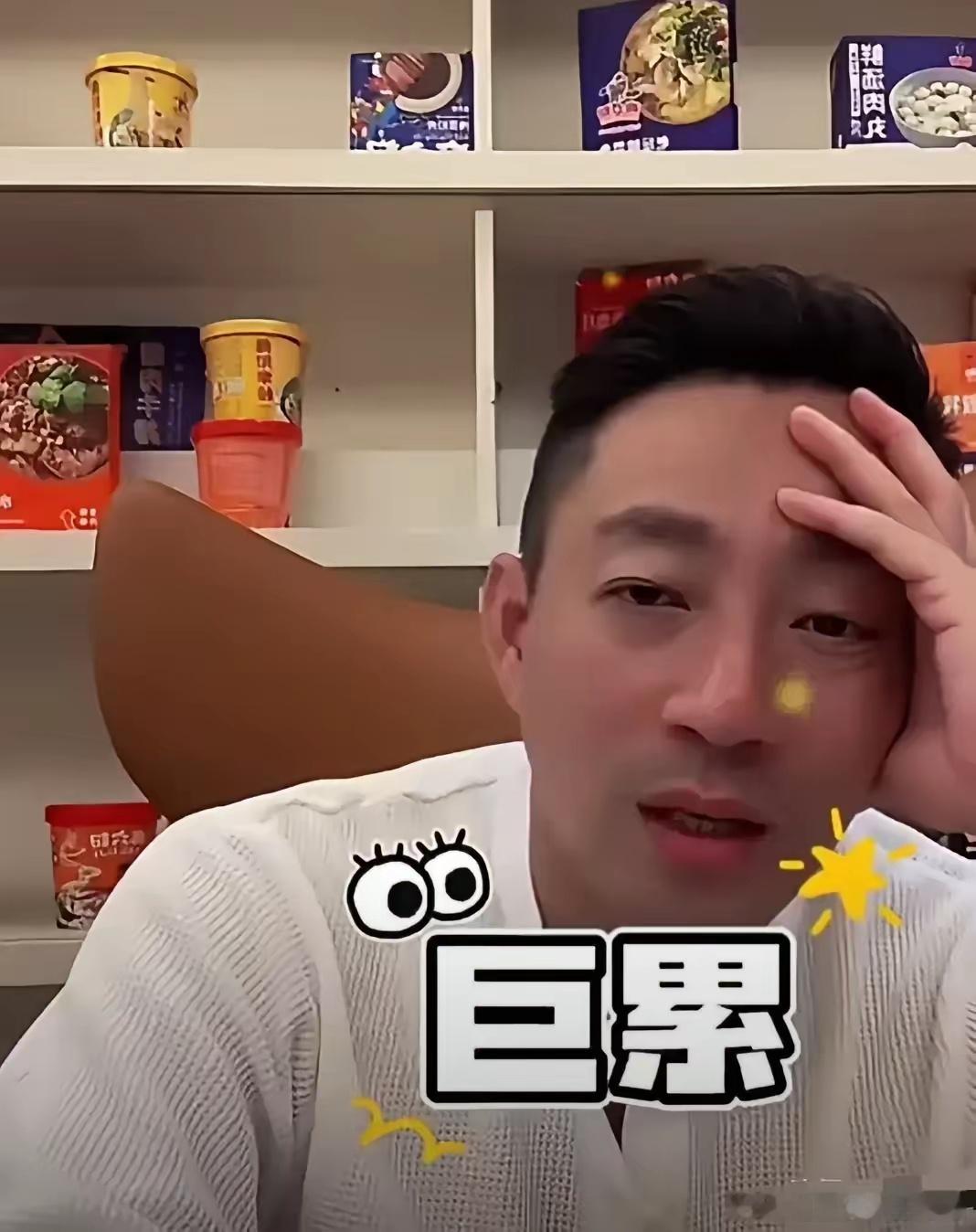 看这表情，绝对不是倆孩子被接走而难过这么简单！应该是感受到了来自前妻官司的巨大压