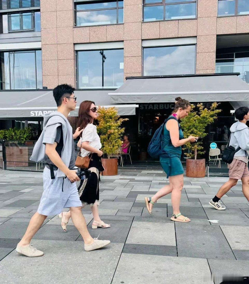 杨采钰和老公在挪威度假，穿着时尚有大片既视感 