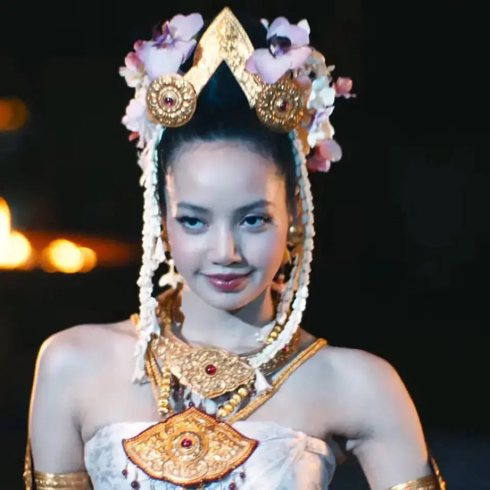 Lisa 即使饰演佣人这一角色，也依然无法掩盖其发自内心的喜悦之情，半夜看到这一