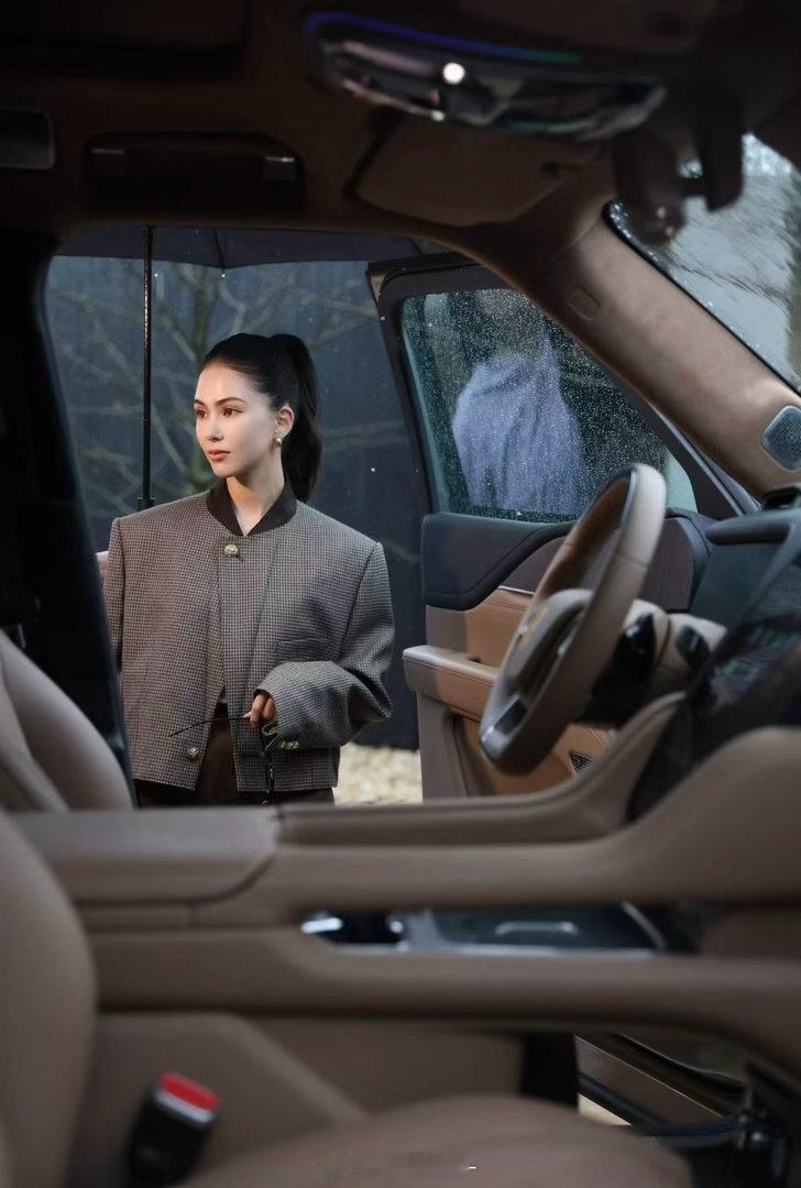 昆凌开上仰望U8L这个事，我是很纠结的首先她是我情敌但是她真的好美，我几乎每天都