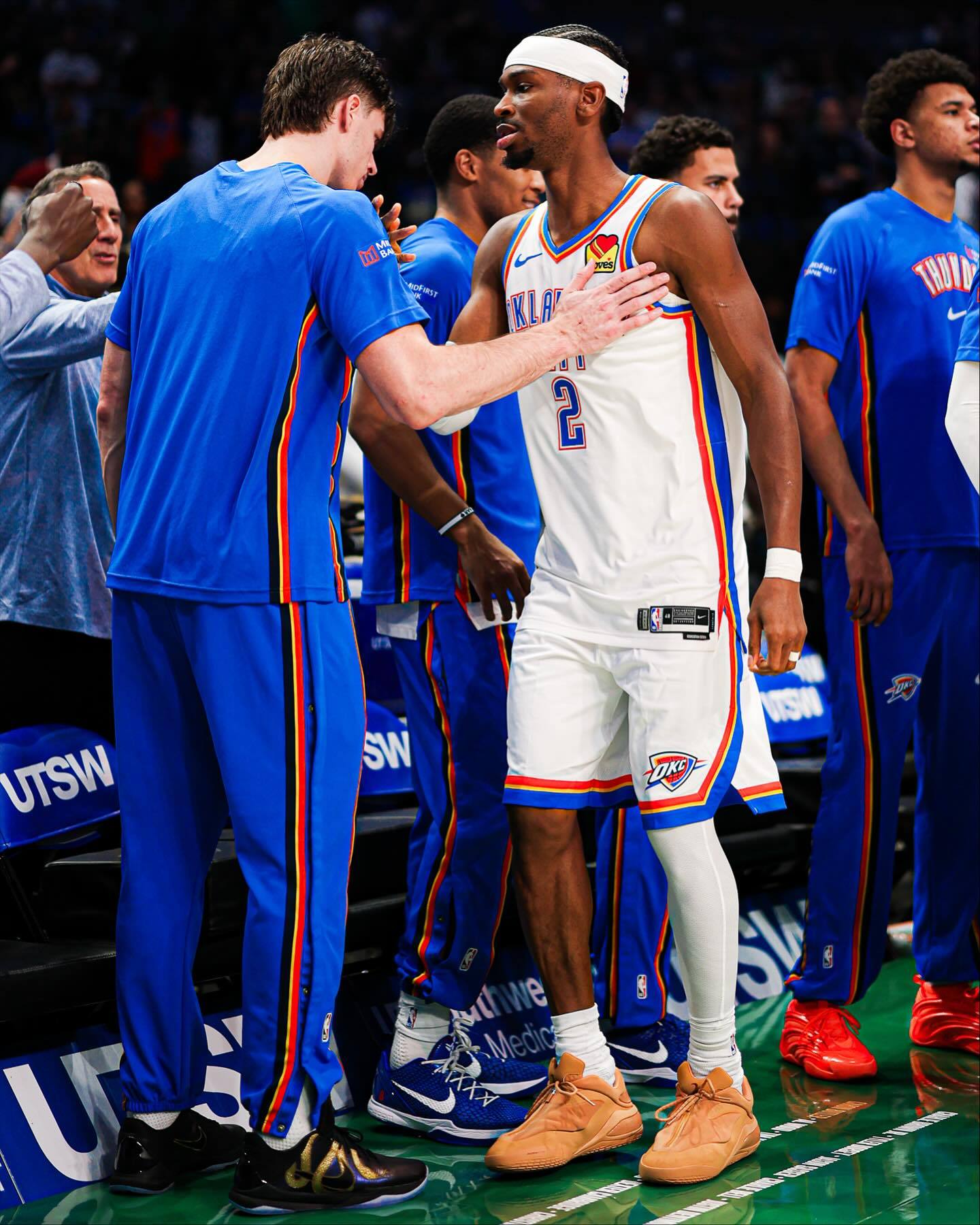 巴恩海泽晒近照，没有配文但是有图九哈哈！几乎整个雷霆都给他点赞雷霆开季六连胜nb