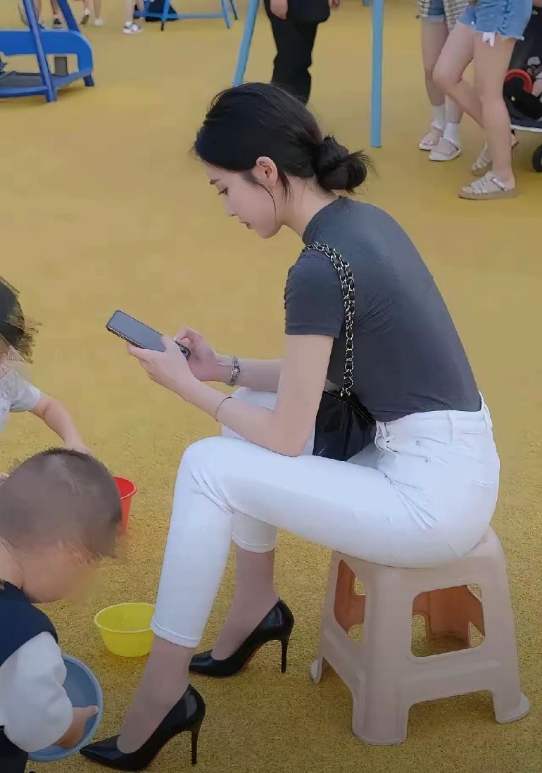 一看就是贤妻良母
爱家顾家的那种知性美女