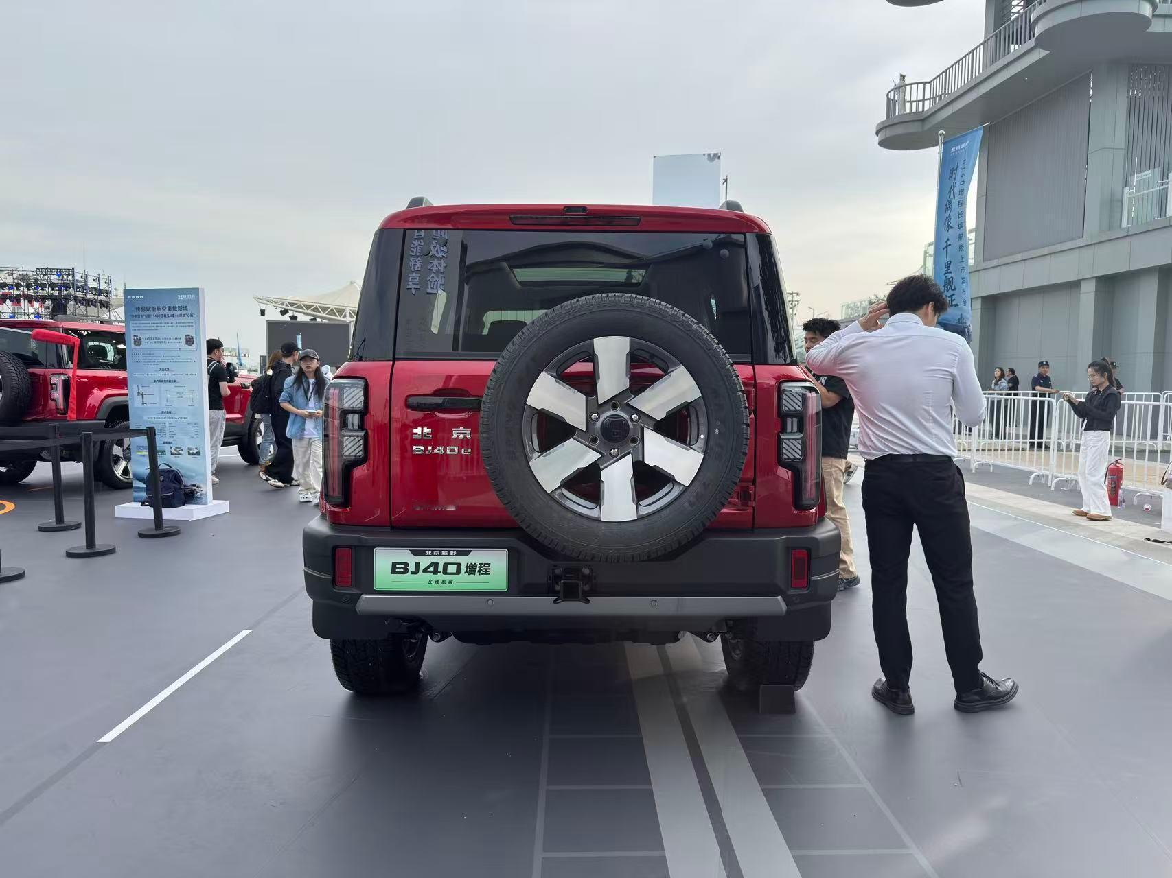 新车划重点 5月21日，在今年北京车展上开启预售的BJ40增程长续航版车型正式上