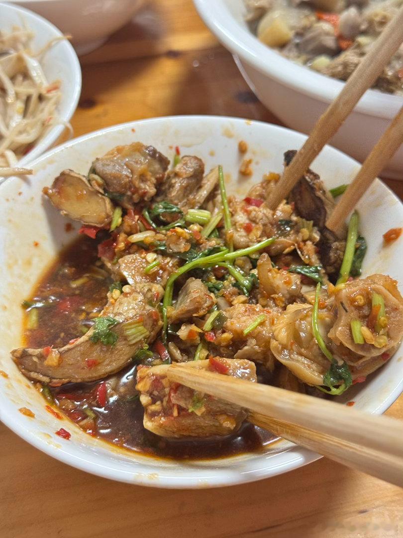 我们这是接地气的农村酒席，跟大酒店的高大上的菜完全不同的，全是赣南地方特色菜。我