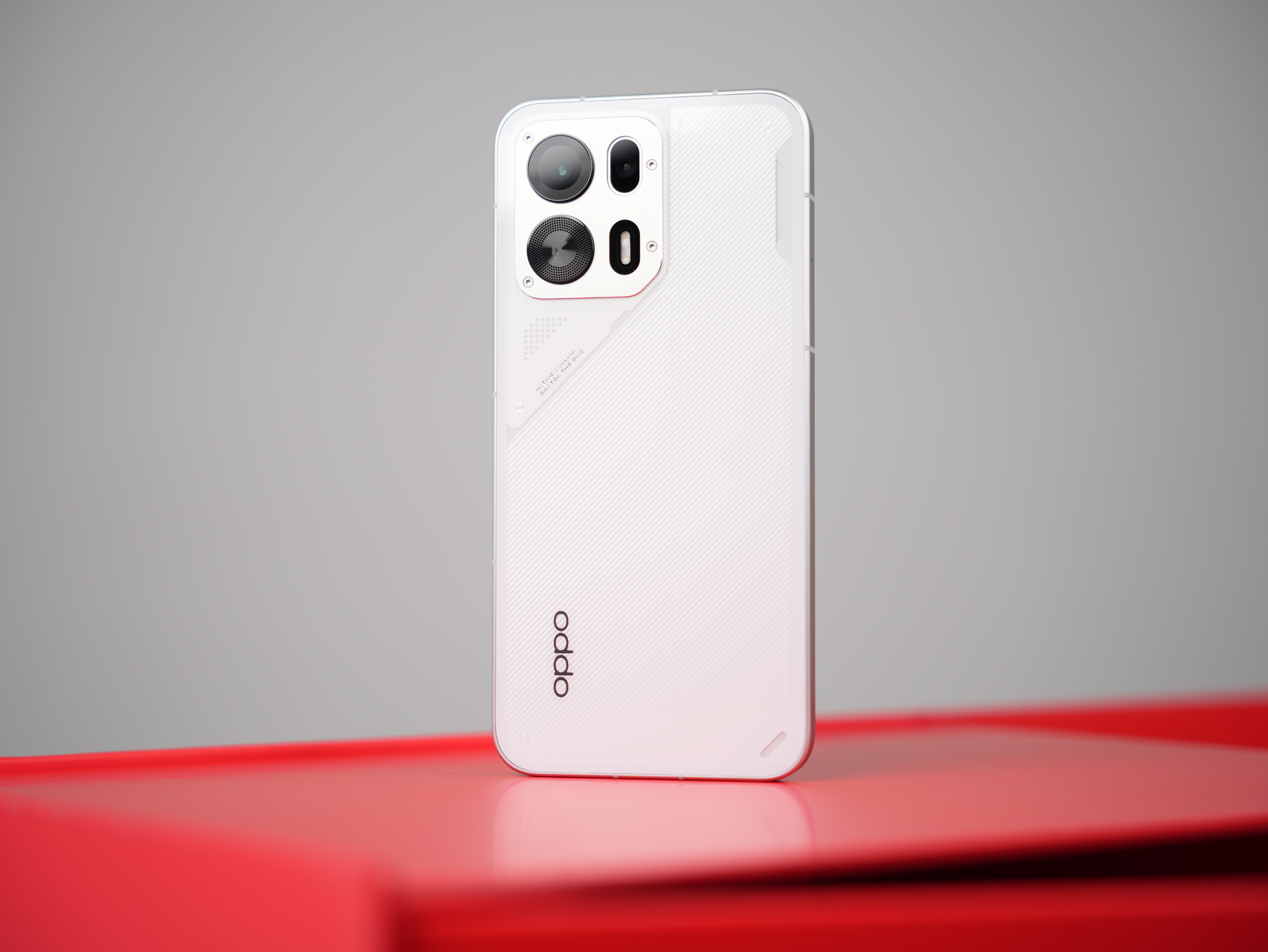 一般很少夸赞性能机颜值，但这款OPPO K15 Pro的背面。确实忍不住多拍几张