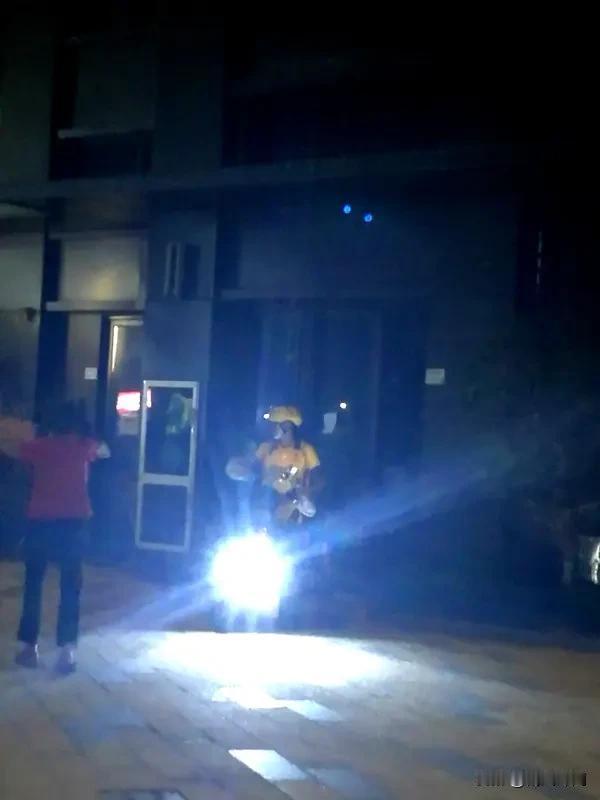 刚看了上海那个新闻，骑手敲门打电话没人应，放门口拍了照，结果被投诉扣37块、10