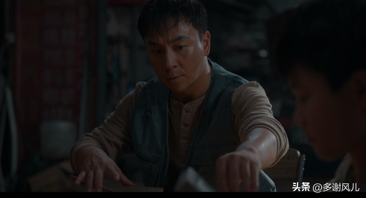 没想到电影中《扫恶》中，释小龙开局即下线！
近日由包贝尔和潘斌龙主演的电影《扫恶