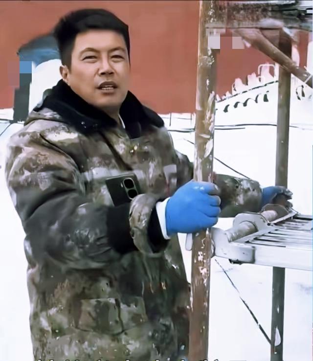 直到吴承言要走，村里人才后知后觉慌了神。
 
这个把破落村子画成网红地的人，此刻