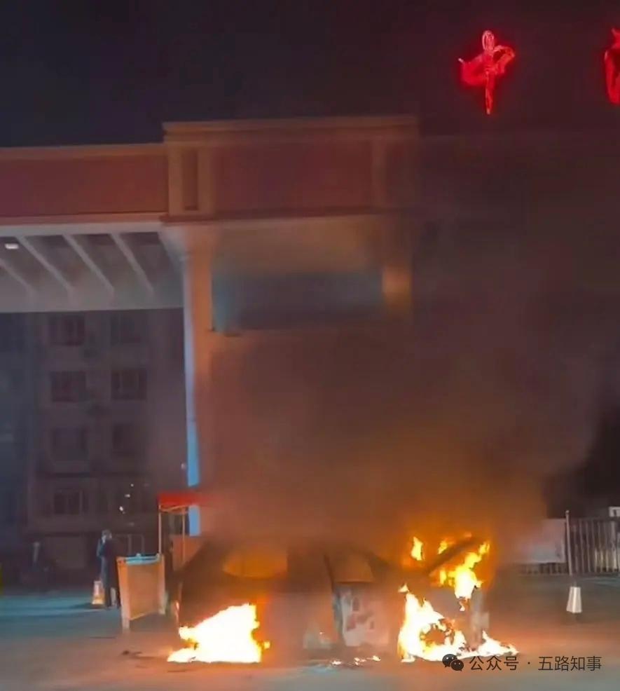 事发滨州一小区门口！突然起火！

2025年12月31日晚，在山东滨州市区黄河十