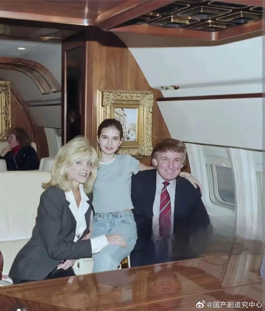 伊万卡小时候脸圆圆的 