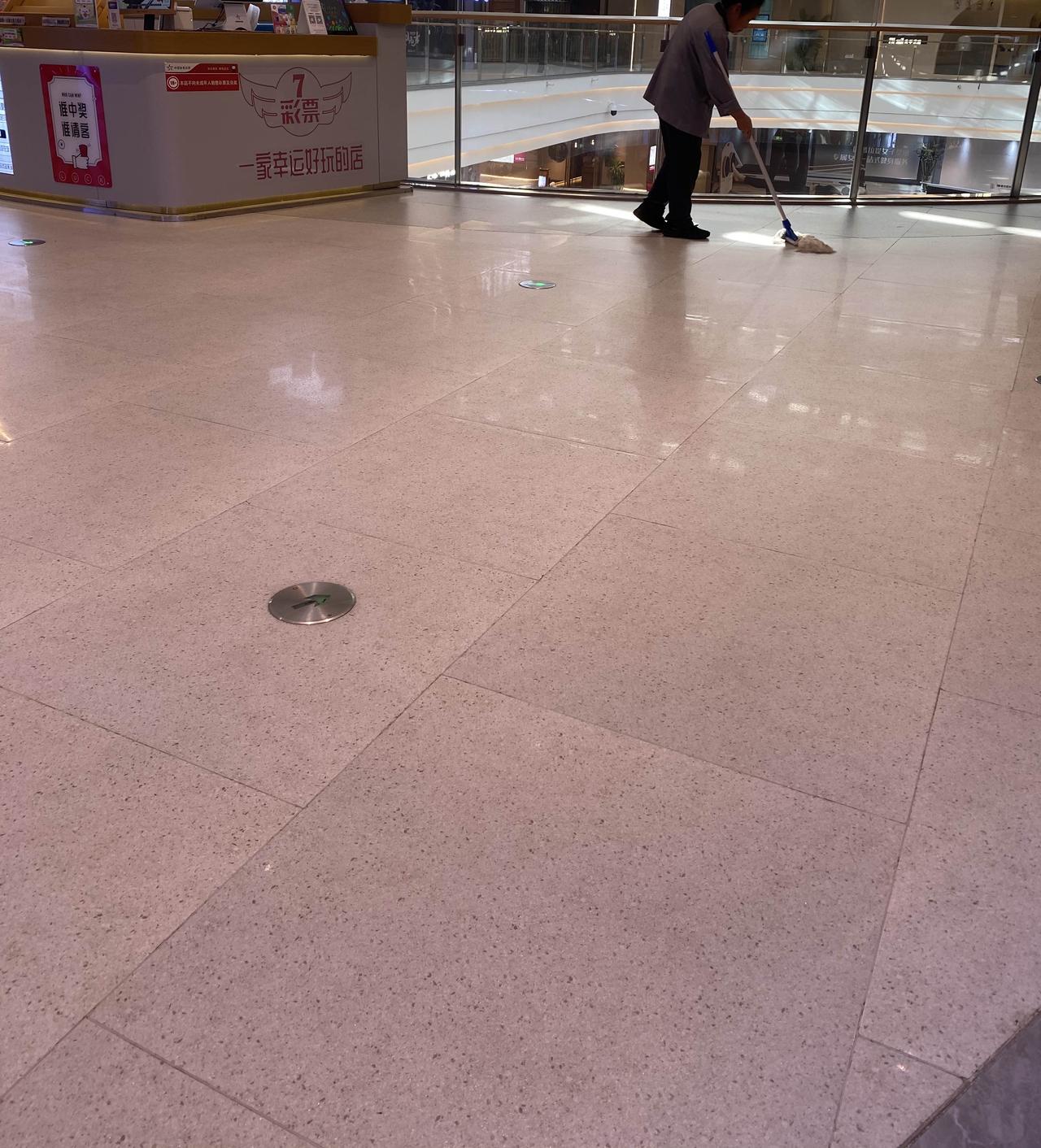 告诉你一个事实！
人可以有欲望，有贪恋，甚至可以不顾一切争取利益，但唯独不可瞧不