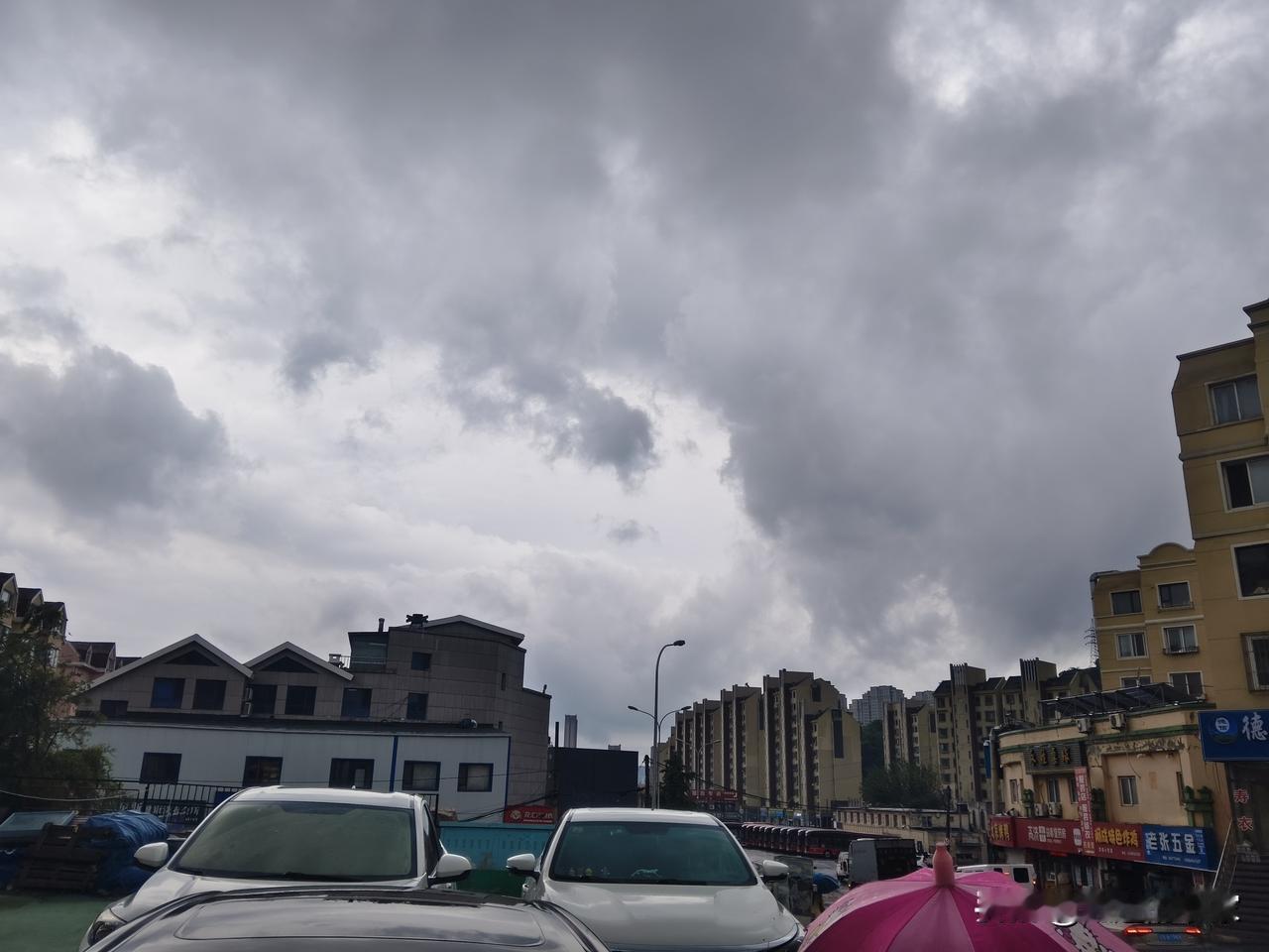 大连今天又下雨了。不知道今天这雨啥时候能停。五月份，大连明显雨水多。进入六月份，