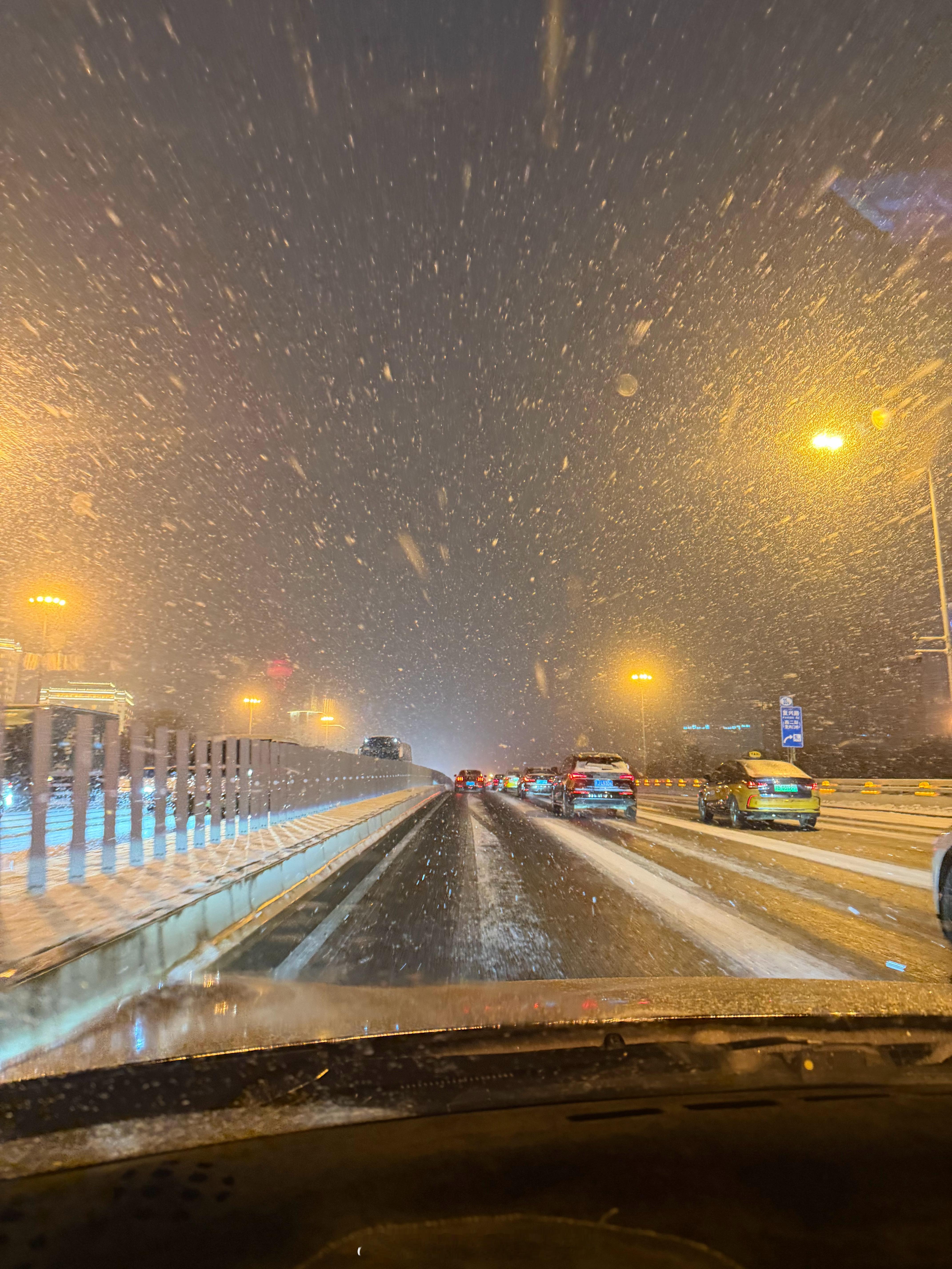 前面是和我一样的后驱兄弟一点不敢给油刚才试了一下贼滑太大了这大雪片子赓言赓语我与