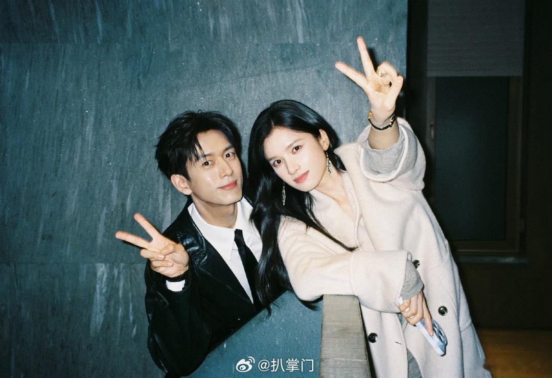 张婧仪雾里青拍了三个多月张婧仪李现雾里青比耶合照 张婧仪李现《雾里青》官宣杀青后