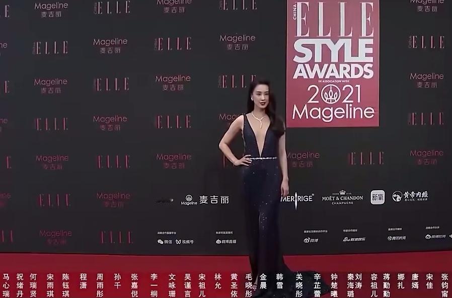 上衣没布料，裙子又太长了，这服装设计的有问题[呲牙]黄圣依