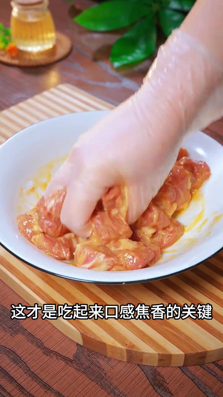 口蘑梅花肉。
家人们注意看，家里有小朋友的一定要学会这个猪肉的神仙吃法，营养美味