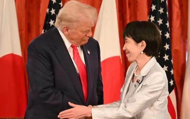 清晨时分，北海道的扇贝商老佐藤蹲在码头，泪水在眼眶里打转：“中国的订单说没就没，