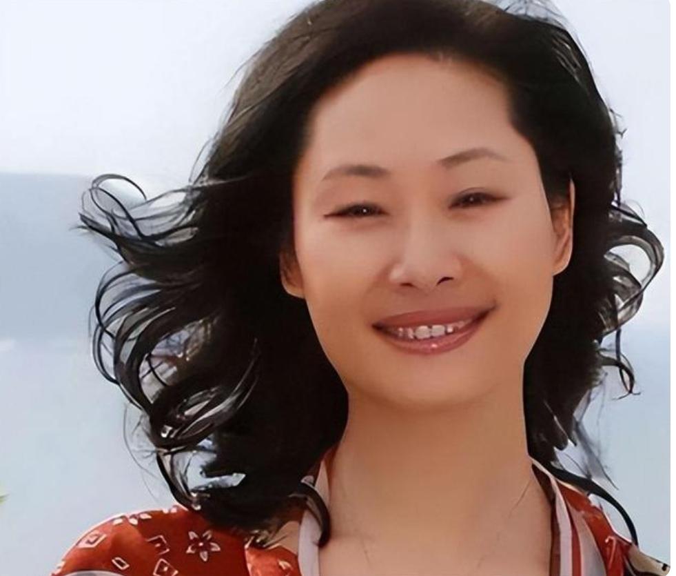 歌手于文华再婚嫁未婚小伙，23年未生子，如今她幸福吗？
娱乐