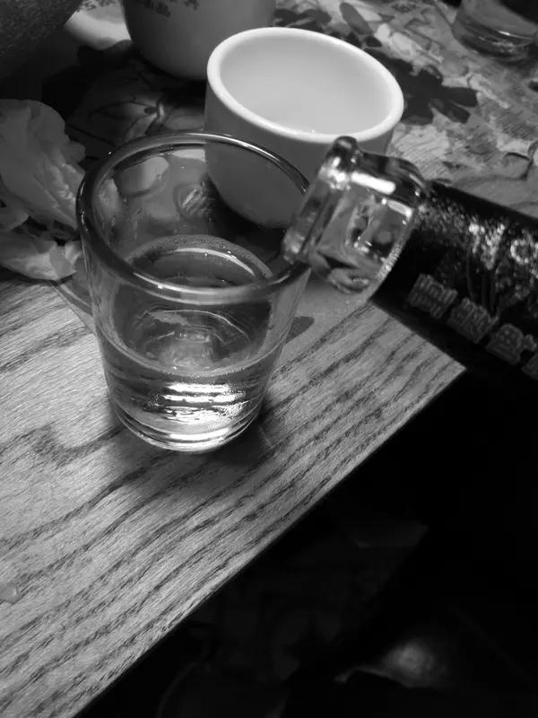 看到“杯中尽是无情酒”这个上联，我突然来了兴致。这上联意境有点惆怅，杯中酒本应是