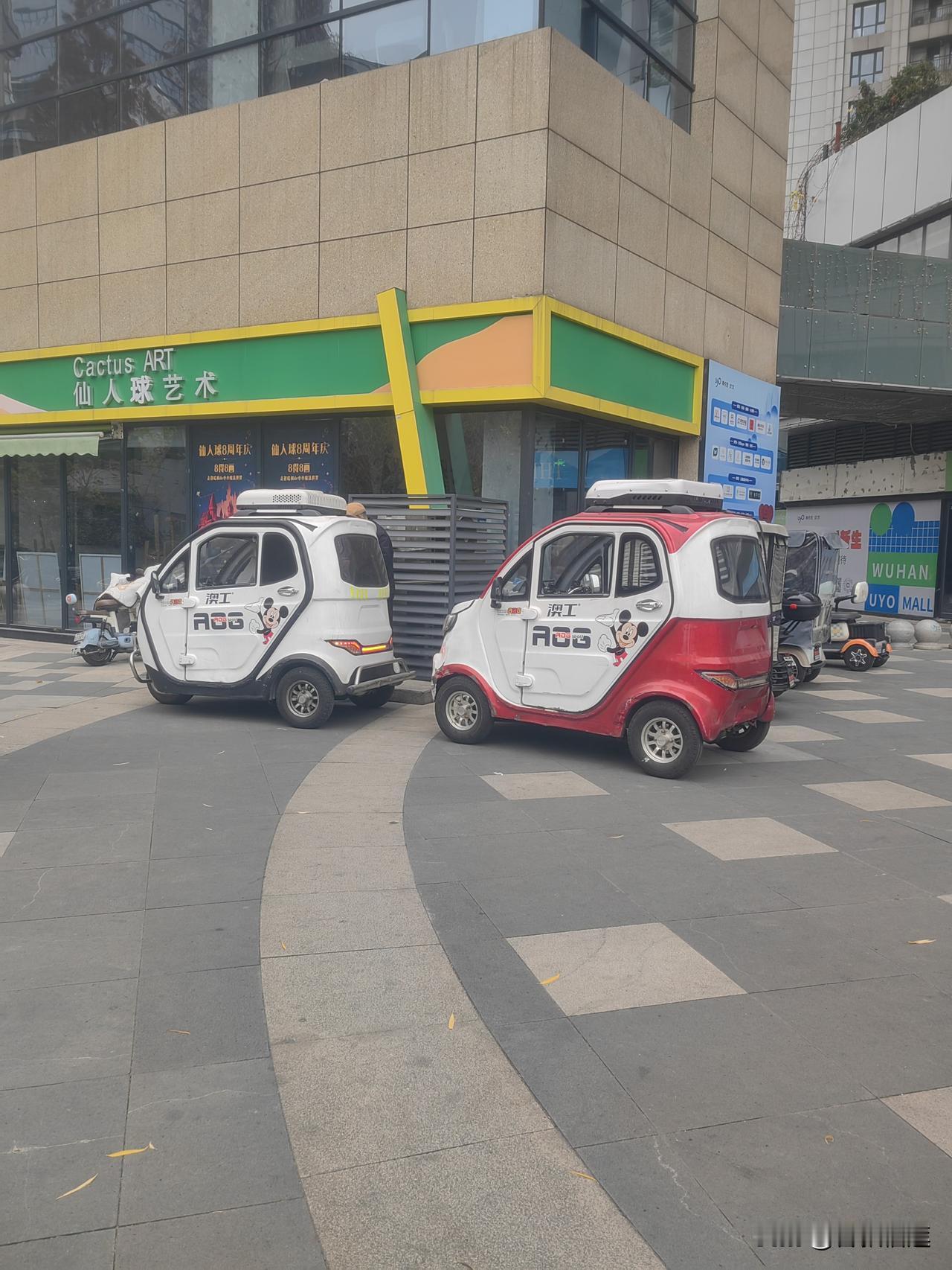 发现街道上的三轮四轮电动车越来越多，而且都是老年人驾驶。

       今天，
