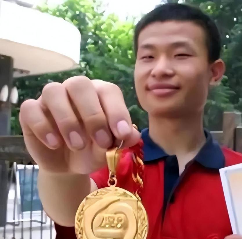 500多名全球顶尖选手，6道地狱级大题，全世界只有3个人拿到满分。其中一个，是来