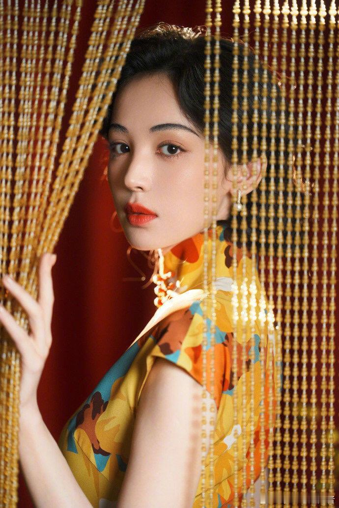 娜扎[超话]娜扎演舞厅皇后好有说服力 看着她穿着旗袍在舞池中旋转，我突然明白了什