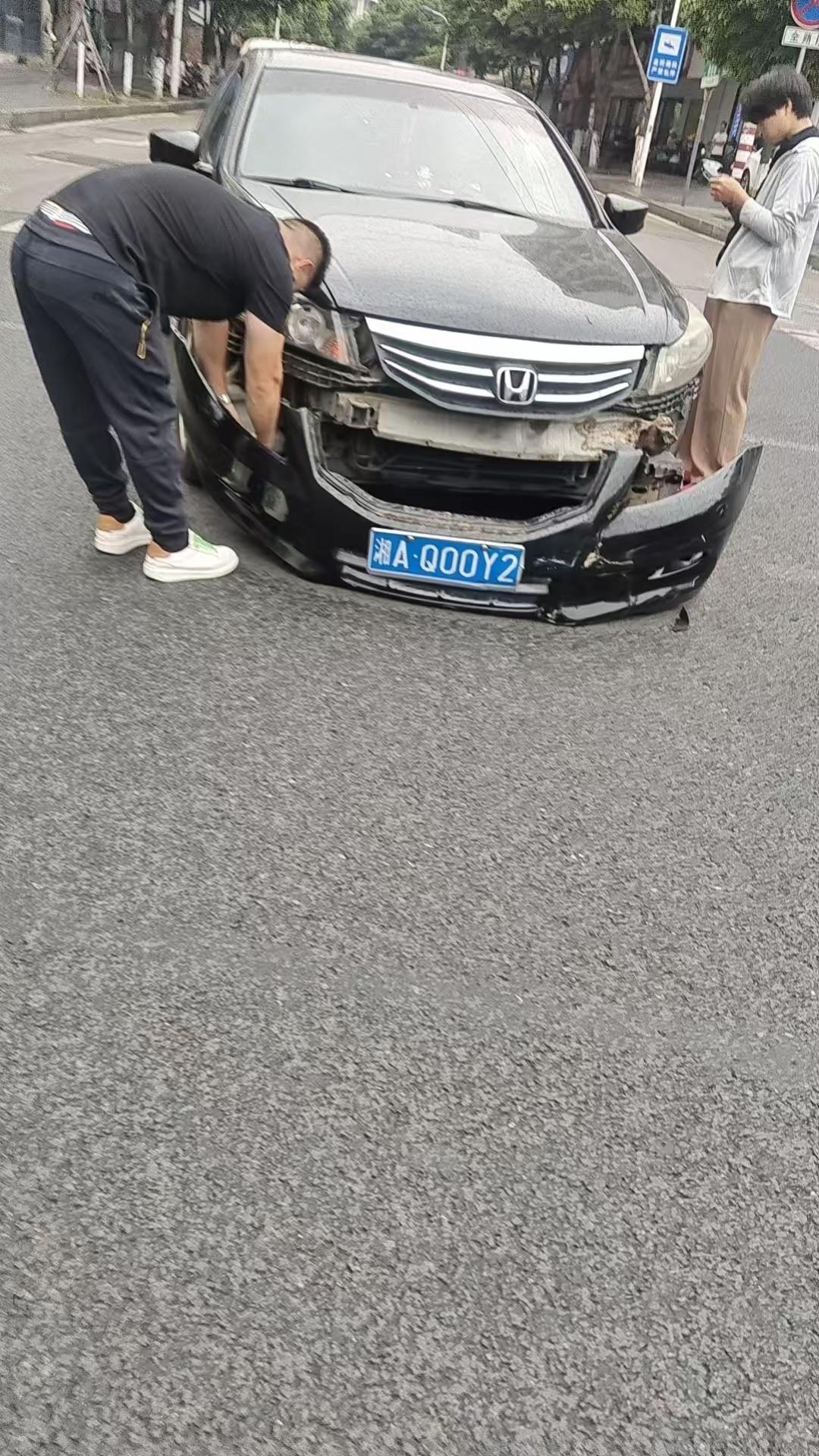 这电动车有劲，把汽车的下巴都撞掉了