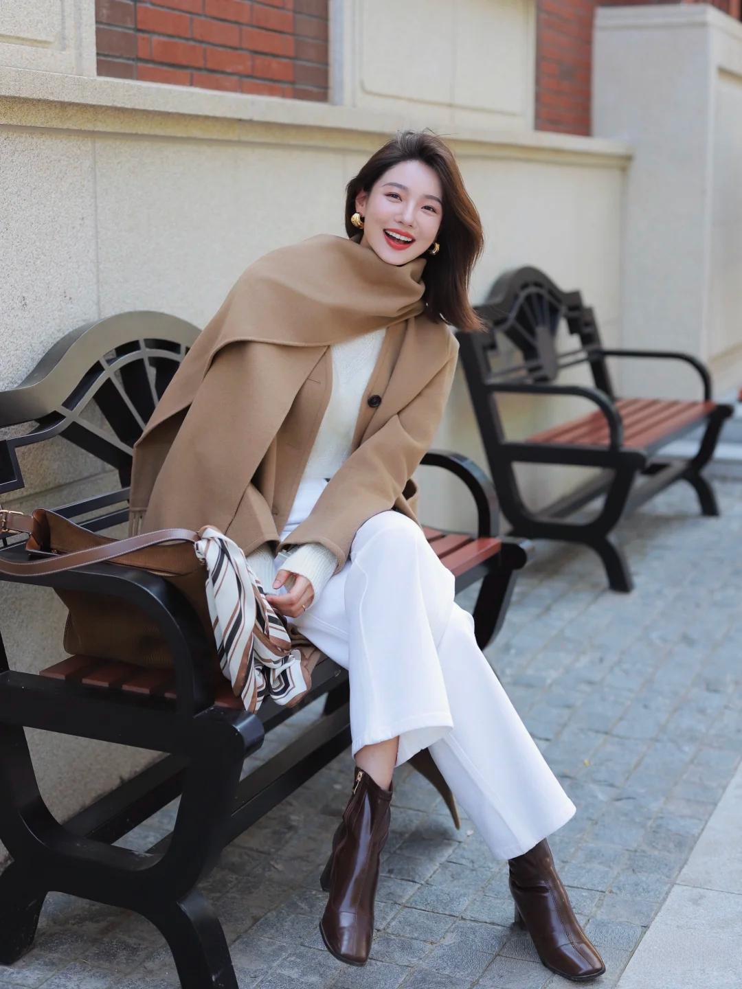 在你眼里，什么样的女人最漂亮个人感觉化着淡淡的妆，穿着大方得体的衣服，知性优雅的