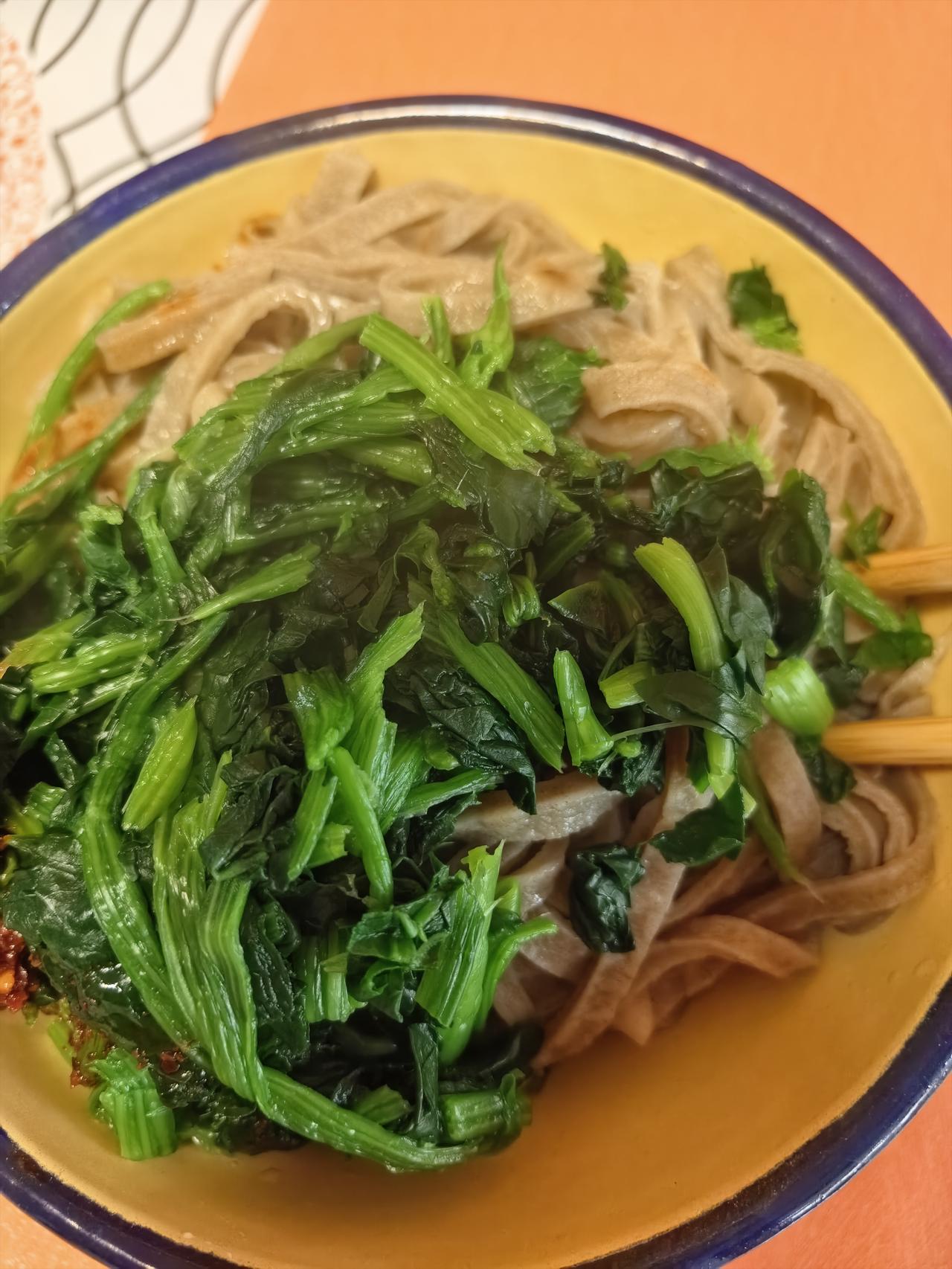 合阳踅面的最大问题题没有菜，些许葱花只是点缀，今天试着改良一下，在踅面中加入一把