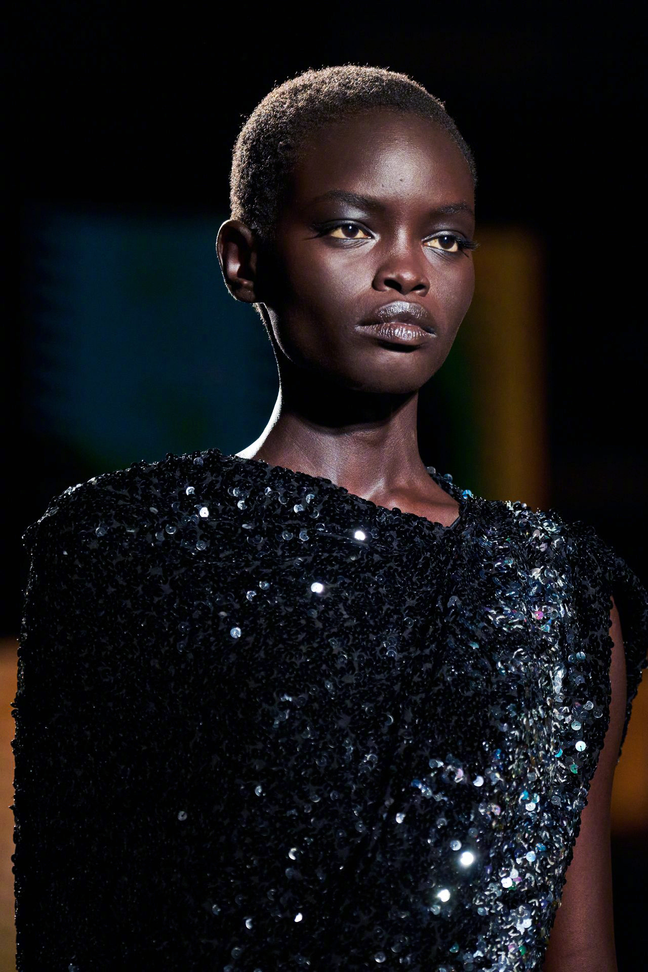 BALENCIAGA 冬季26系列发布秀，闭场的亮片裙，宛若星河一般，璀璨而夺目