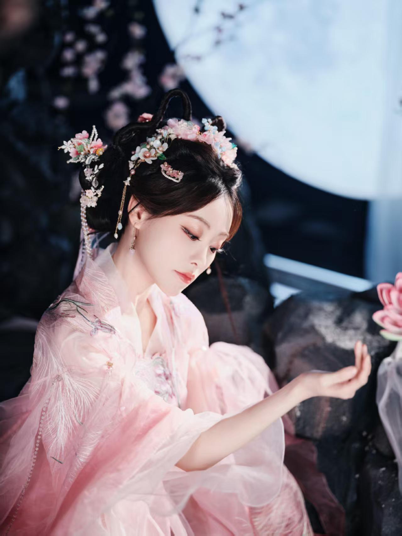 祝绪丹 月下仙人祝绪丹礼绽东方的月下仙人造型真的太绝！粉袍搭配粉纱兜帽灵动飘逸，