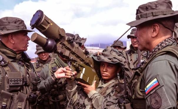 马杜罗这档子事儿出了之后，互联网上带节奏的越来越多了。

有一种统一口径的，说什