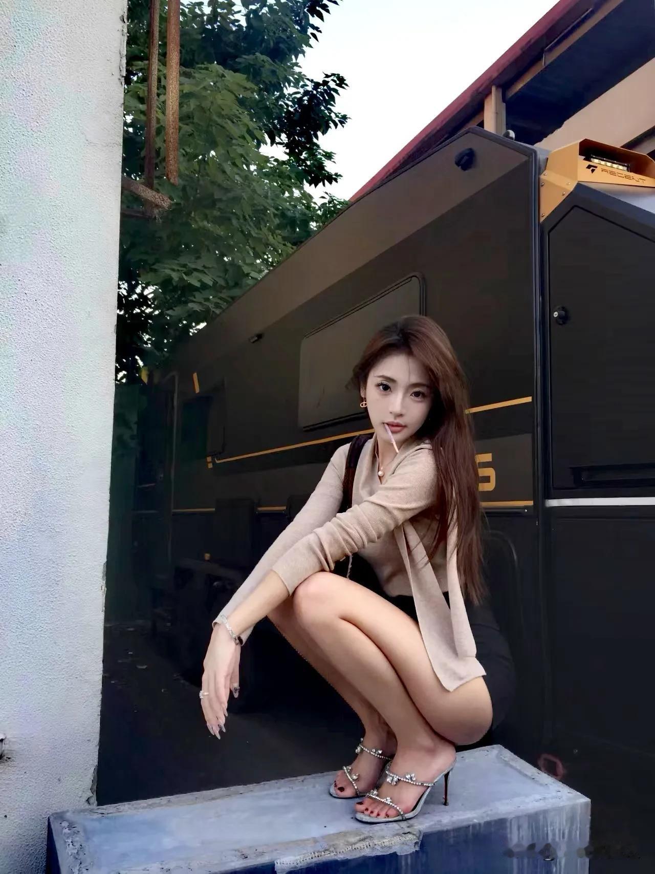 #夏日生活打卡季#性感美女，长腿细腰。