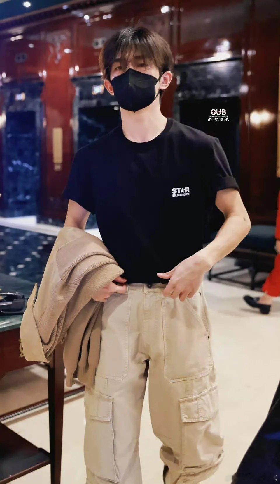 易烊千玺把脸挡住还能看 ​​​