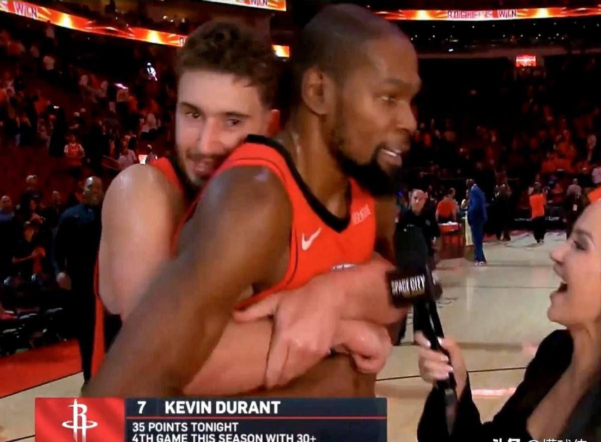 杜兰特也会摔，但火箭赢了。

滑倒那一刻，全场心脏停拍，结果申京把球捞回来，硬是