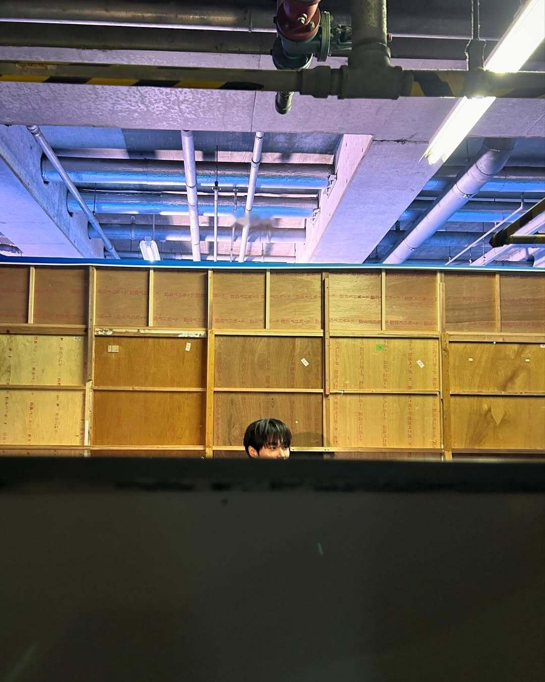 边佑锡ins更新 “🤗”第二张犯规了啊！ 